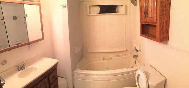 Building Photo - 2303 Main St