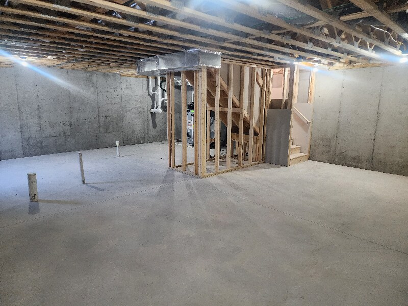 Building Photo - 1542 Simsbury St