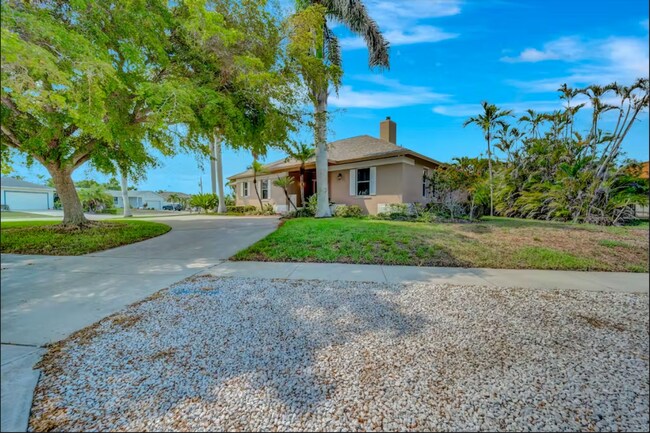 Building Photo - Beautiful Rental Home With Pool in Desirab...