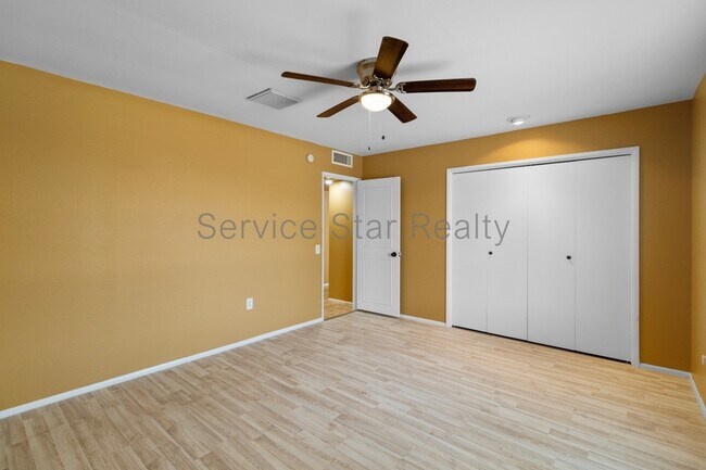 Building Photo - 9425 W Rolling Hills Dr