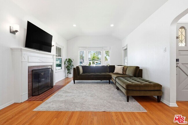 Building Photo - 3208 W 81st St