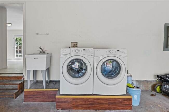 Building Photo - Renovated 4-bdrm, 2-bath Tualatin home—Corner lot, fenced yard, & prime location