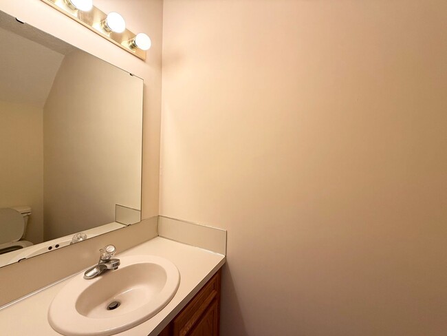 Building Photo - Private 2BD/1.5BA Townhouse in Prime NW Hi...