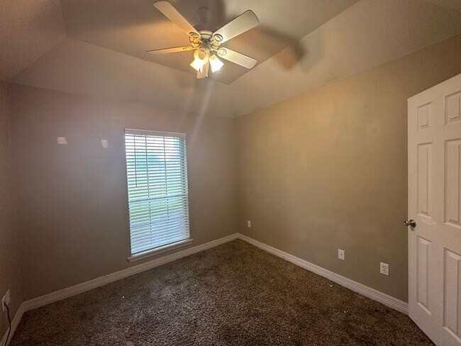 Building Photo - Large 3 Bedroom Blanchard Home