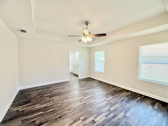 Building Photo - Beautiful 3-Bedroom Home - Open Split Floo...