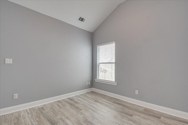 Building Photo - 665 Dunrobin Ln