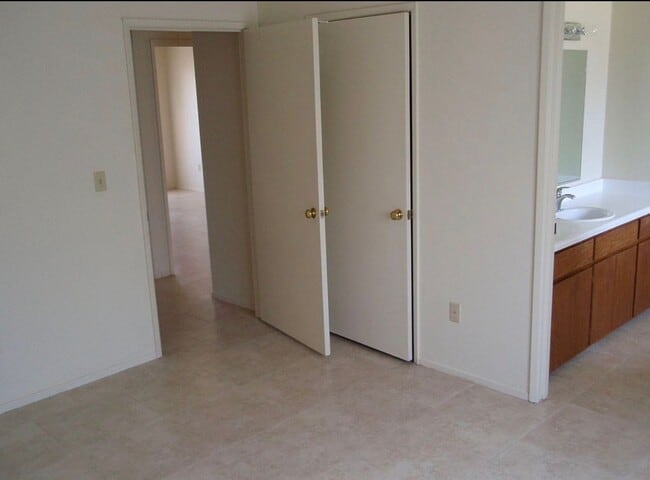 Building Photo - 9515