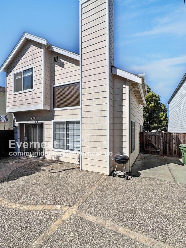 Building Photo - 34282 Kenwood Dr