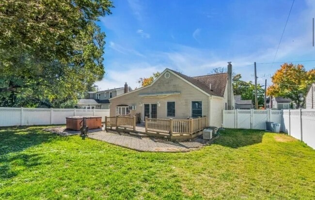 Building Photo - 1308 Sunnyfield Dr