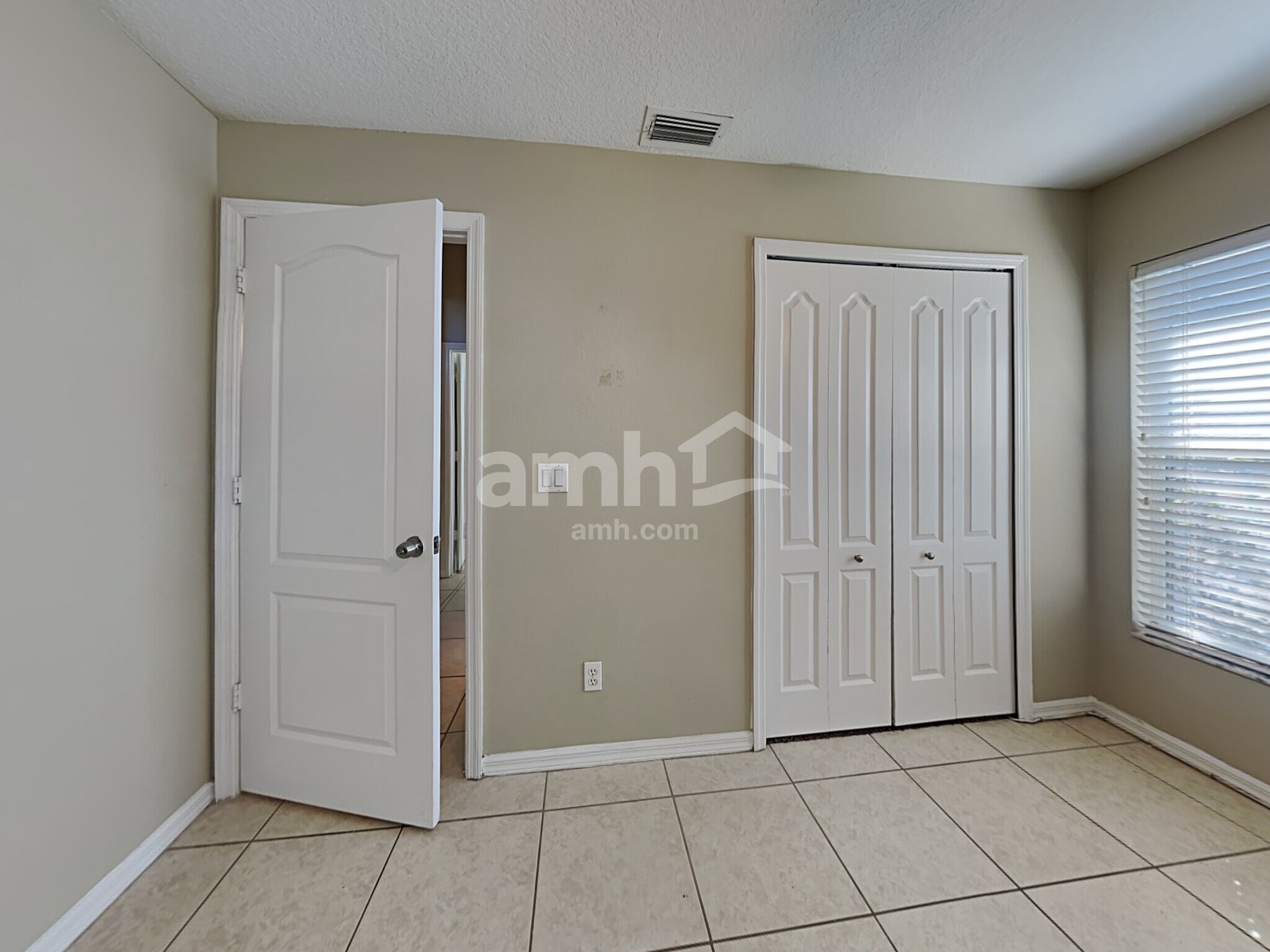 Building Photo - 1461 Lake Shore Ranch Dr