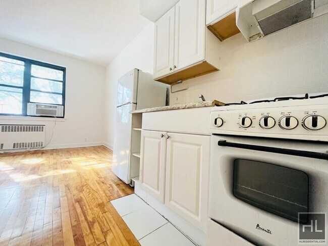 Building Photo - East 61 Street