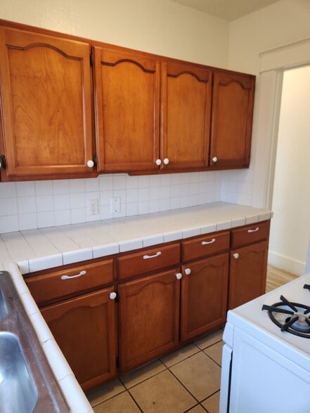 Kitchen - 826 E 10th St