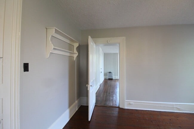 Building Photo - 1 bed, 1 bath apartment for rent in Downtown Harrisonburg!