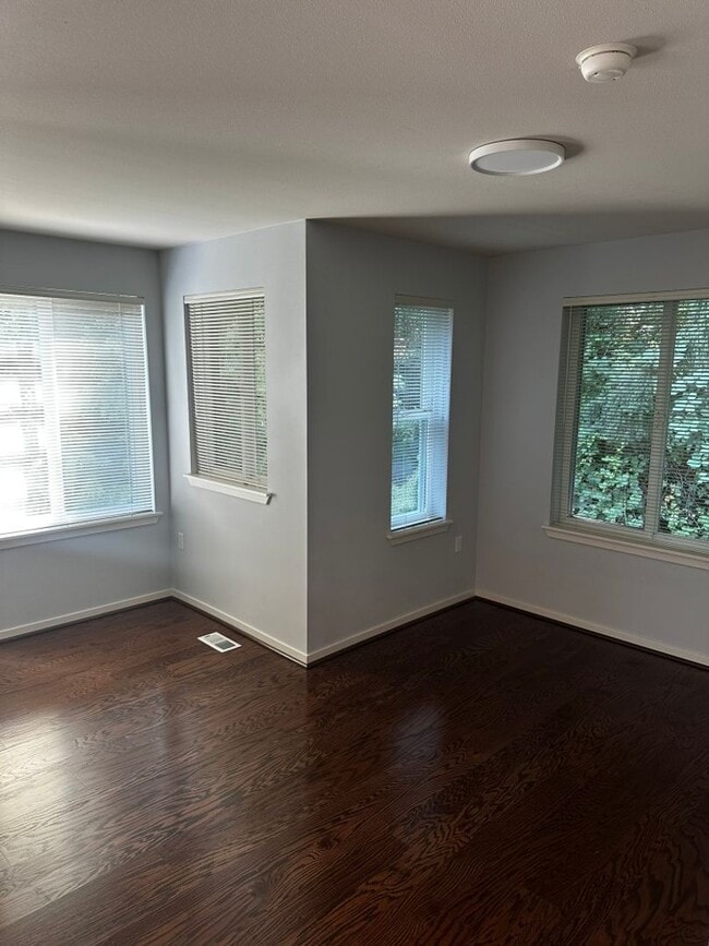 Building Photo - 3Bd/2.5Ba Bellevue Townhouse
