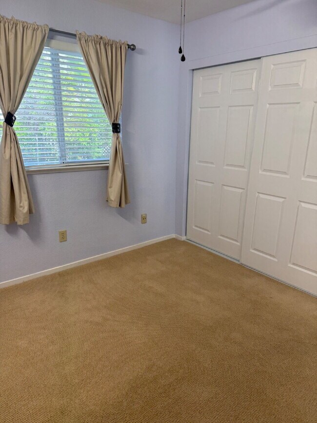 Building Photo - Charming 3 Bedroom 2.5 Bathroom Home in Pr...