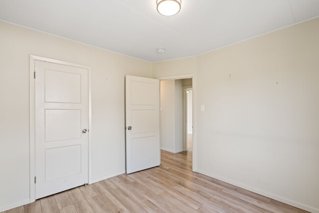 Building Photo - Cute, Comfortable and Convenient Apartment...