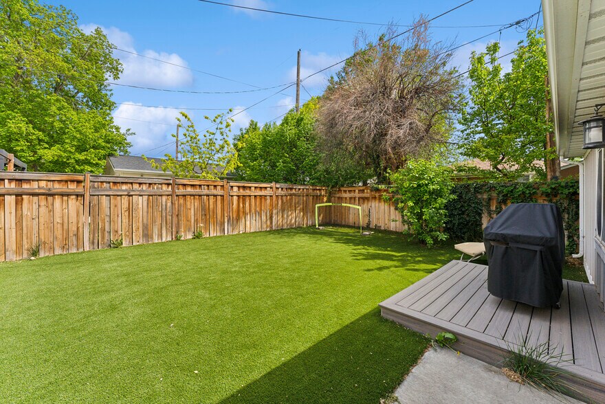 enclosed yard with no maintenance faux grass - 1044 E Wood Ave