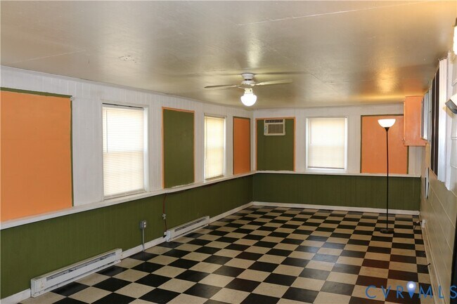 Building Photo - 9906 Family Ln