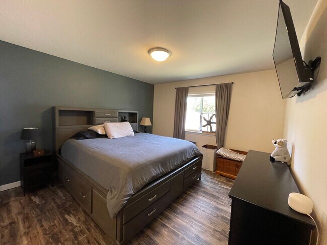 Building Photo - Modern Oak Harbor Living with a Fenced Backyard and Easy Commute