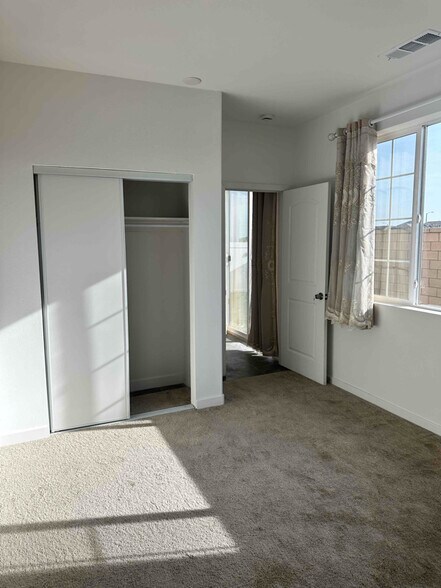 Building Photo - 2769 Lake Mendoza St