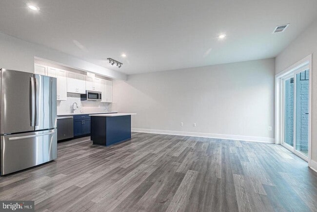 Building Photo - 941 Warlander Dr SW