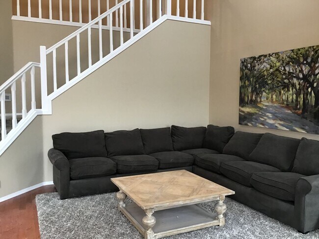 Building Photo - For Rent - Exceptional Murrayhill Location...