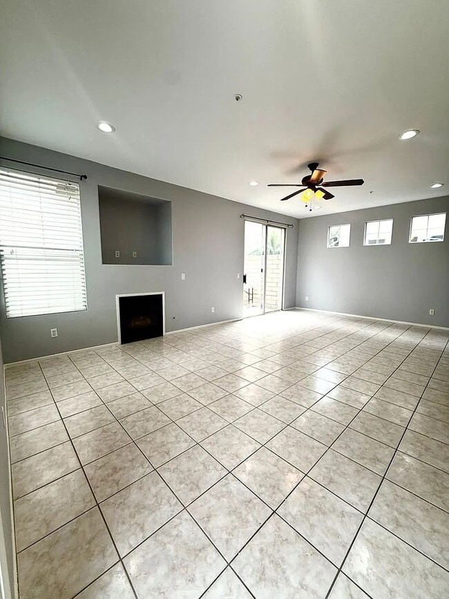 Building Photo - 301 N Navarette Pl