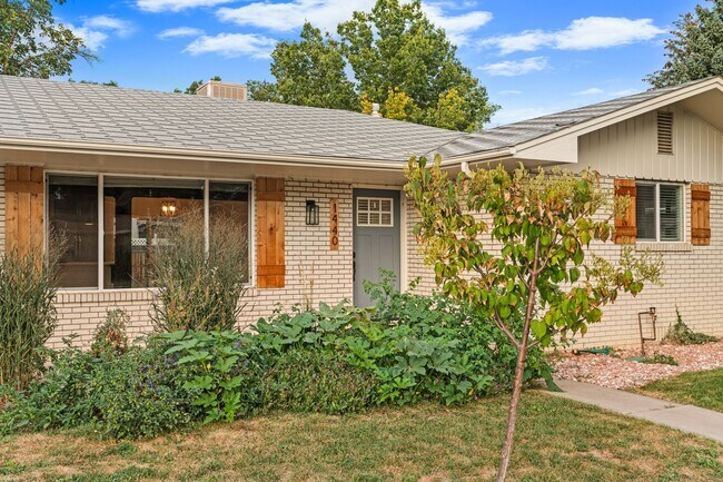 Building Photo - Charming and Renovated 4 Bedroom 2 Bathroo...