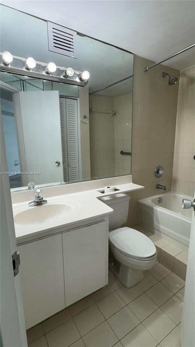 Building Photo - 905 Brickell Bay Dr