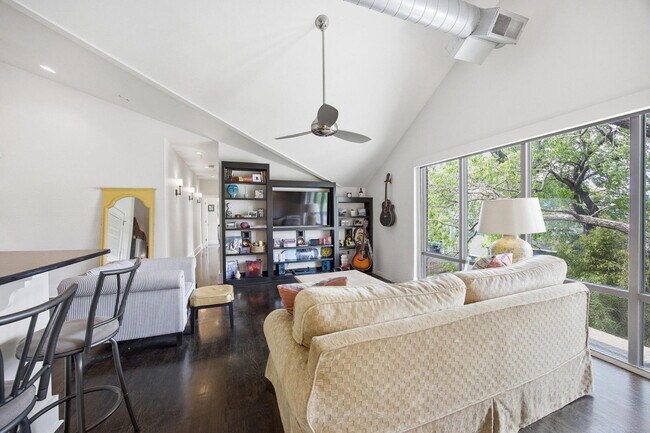 Building Photo - 261 S Limestone