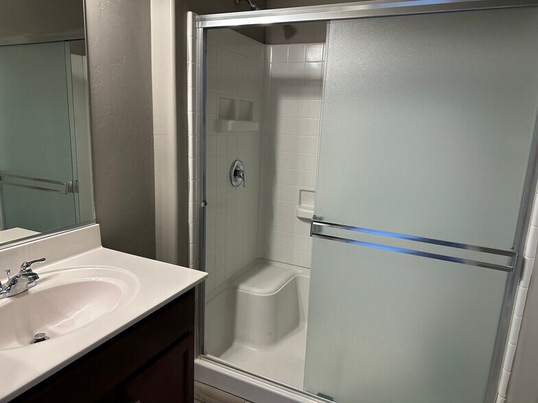 Building Photo - 1445 W Locke Dr