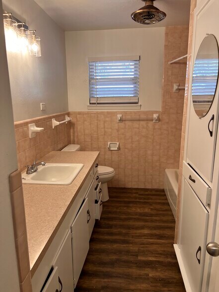 Building Photo - 901 S Pecos Dr