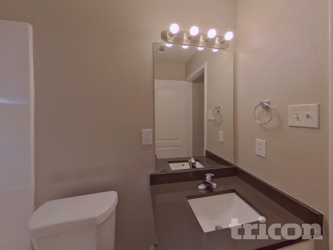 Building Photo - 1028 Glencrest Dr