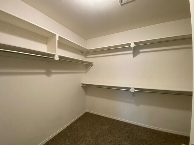Building Photo - Great location with easy highway access.