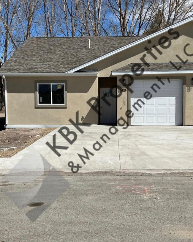 Building Photo - 906-908 Douglas Dr