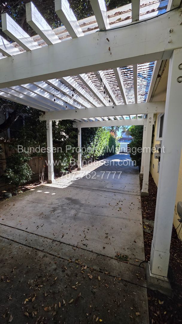 Building Photo - Charming Mid-Century Bungalow & Updated Co...