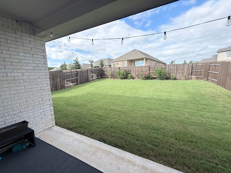 Building Photo - 2024 Wilsons Warbler Dr