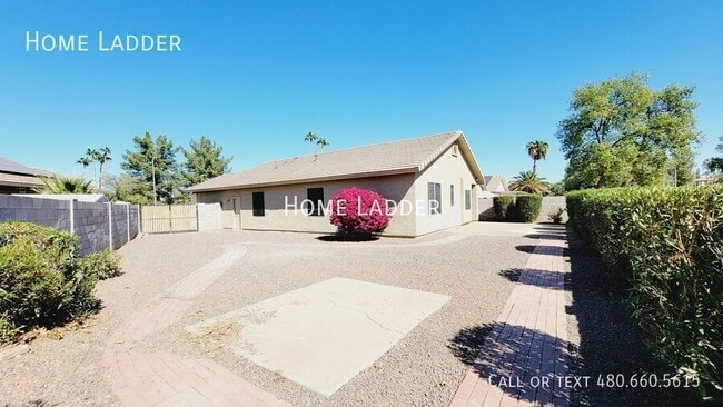 Building Photo - 6235 W Navajo Dr