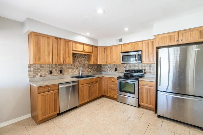 Building Photo - 8050 E Clarendon Ave