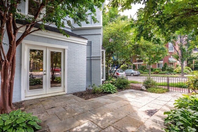 Building Photo - Capital Hill East Townhouse | 3 bd 2.5 bth | Two Patios | Hardwood Floors