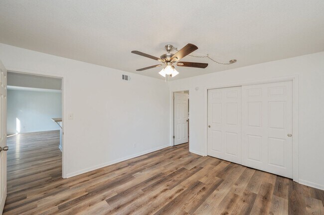 Building Photo - Spacious townhouse with large 2nd floor covered patio!