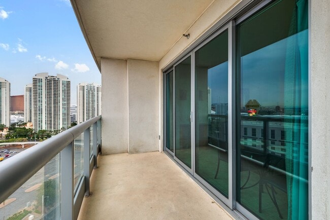 Building Photo - Turnberry Towers 1904E-Strip/Golf/City Views from this Fully Furnished 1Bd Residence