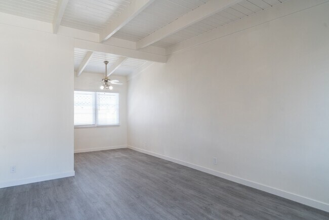 Building Photo - ~ Unique 1-Bedroom bungalow with private front and back patio ~ Great for Pets!!