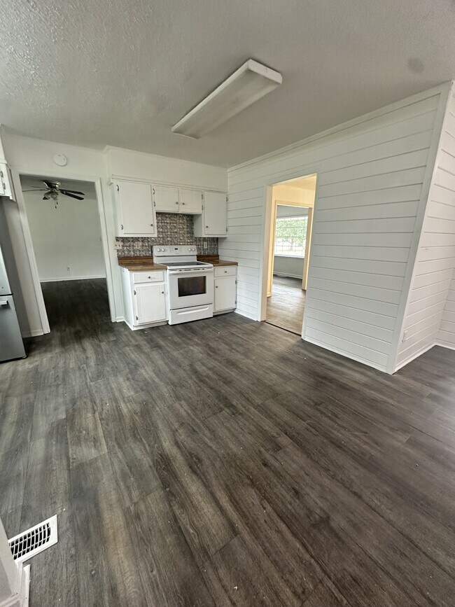 Building Photo - 802 Oak Hurst Dr
