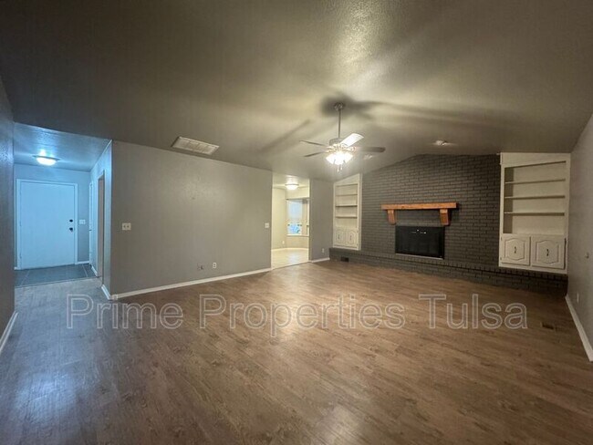 Building Photo - 5716 S Elm Ave