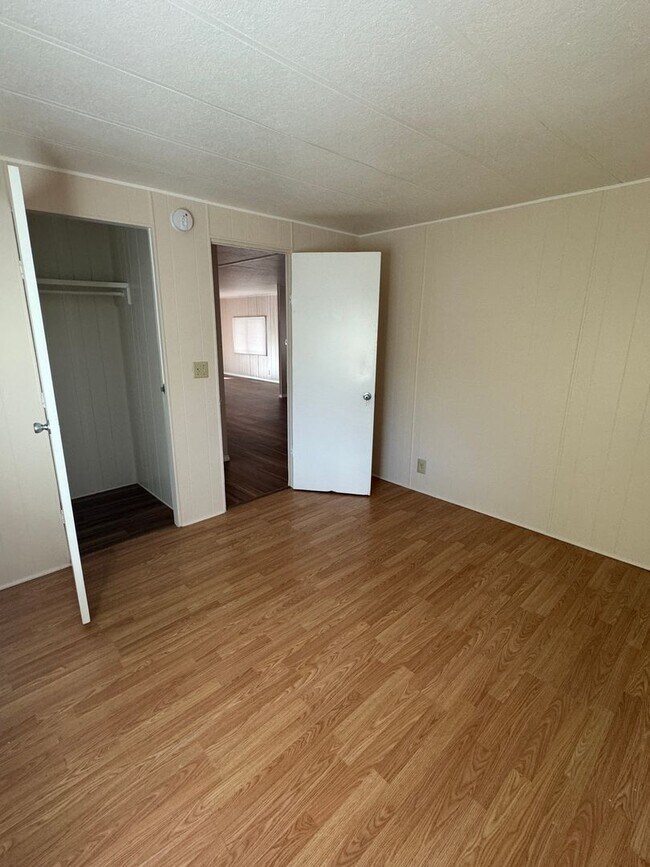 Building Photo - Beautiful rehabbed manufacture home in Lak...