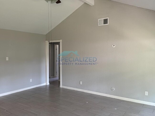 Building Photo - 2810 Pinewood Dr