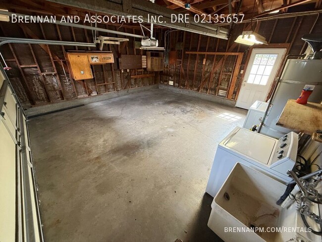 Building Photo - 3 bed 2 bath, Fletcher Hills, View, All Ap...