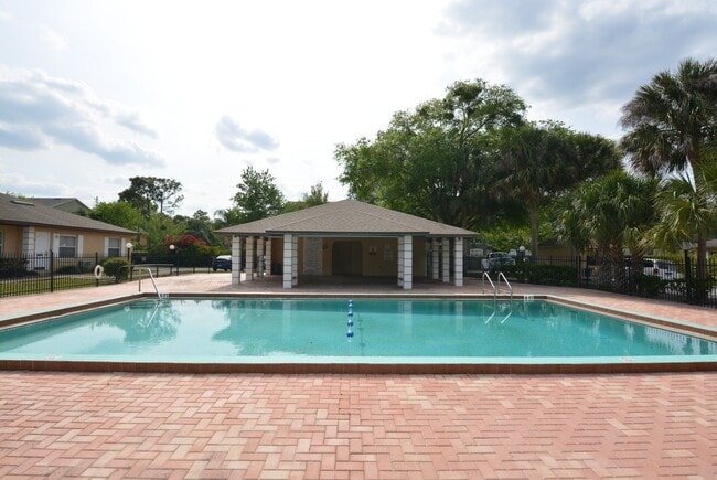 Building Photo - East Orlando 3/2 duplex. TILE FLOORS, Fresh paint, community pool!