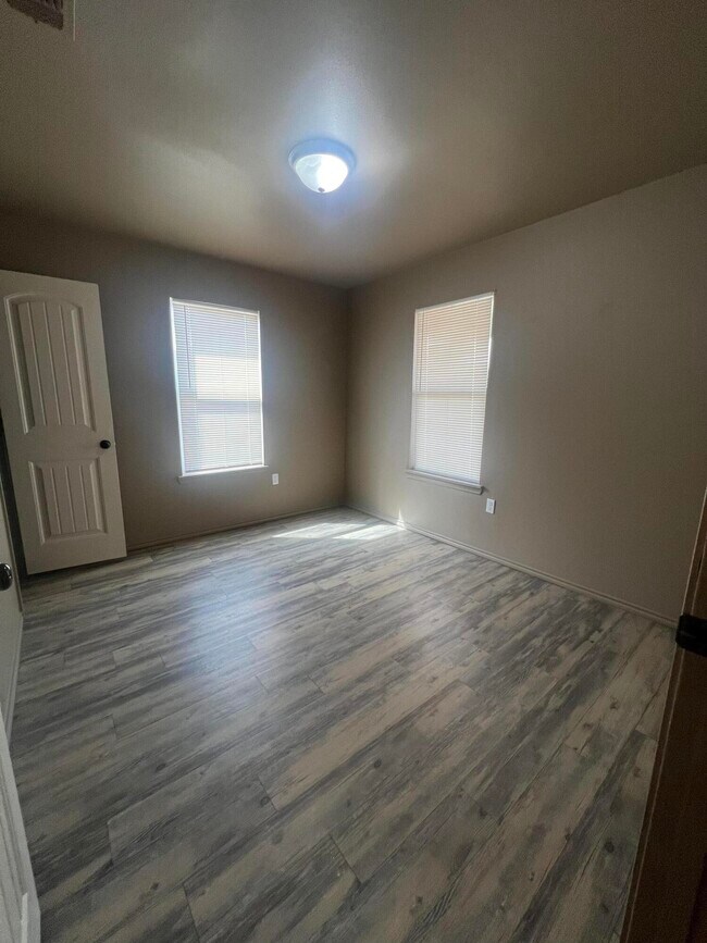 Building Photo - 1505 E 6th St